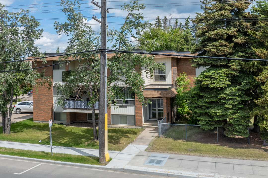 4642 49 St in Red Deer, AB - Building Photo