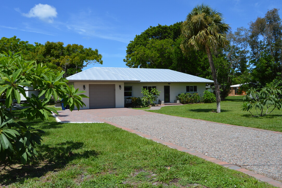 511 Dona Dr in Nokomis, FL - Building Photo