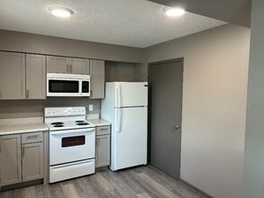 501 S Cedar St in Lindsborg, KS - Foto de edificio - Building Photo