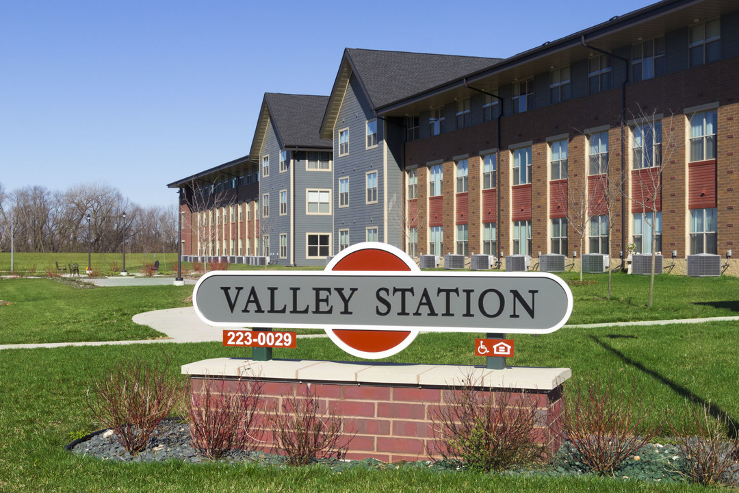 Valley Station in West Des Moines, IA - Building Photo