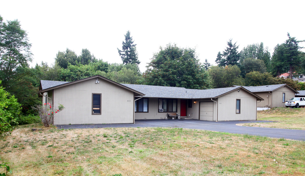 915-917 Pierce Ln NE in Tacoma, WA - Building Photo