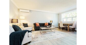 99 York Rd in Hamilton, ON - Building Photo