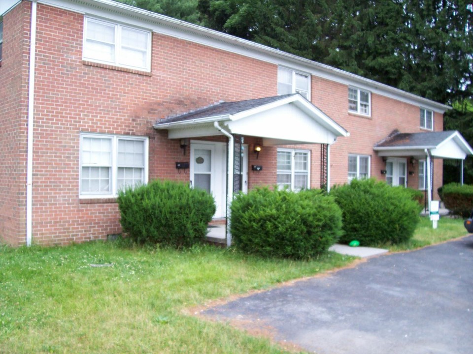 180 Greenbrier Ave in White Sulphur Springs, WV - Building Photo