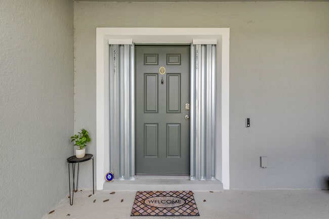 2724 Silver Canoe Dr in Edgewater, FL - Foto de edificio - Building Photo