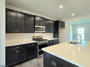 32 Owen Ct in Franklin Township, NJ - Building Photo - Building Photo