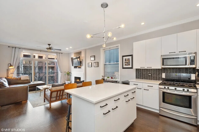 2117 W Rice St, Unit 3E in Chicago, IL - Foto de edificio - Building Photo