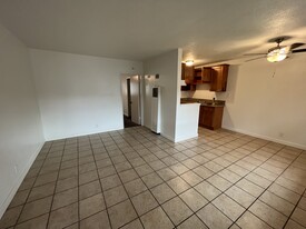 207 S Lillie Ave, Unit 5 in Fullerton, CA - Building Photo