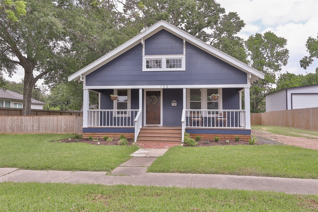 123 6th St in Sugar Land, TX - Building Photo