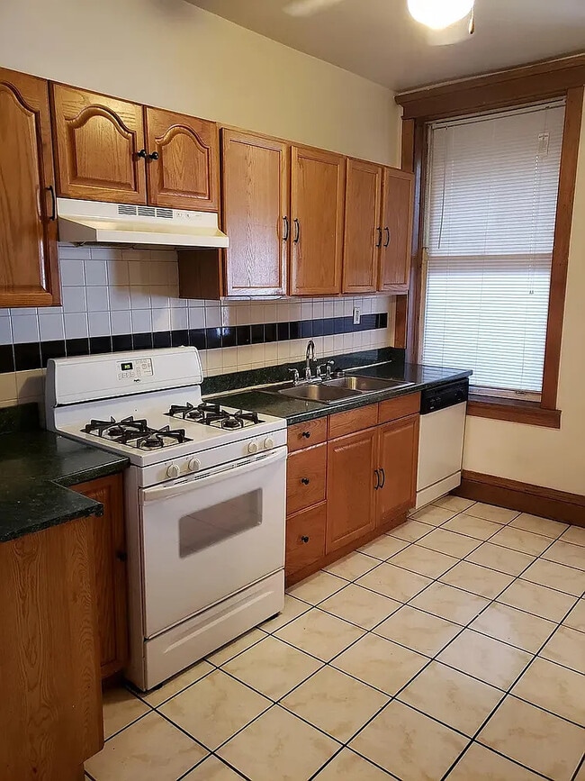 property at 5836 N Glenwood Ave