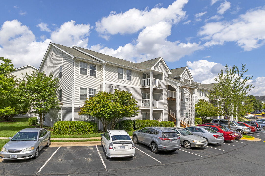 Dulles Center Apartments - Tax Credit in Herndon, VA - Building Photo