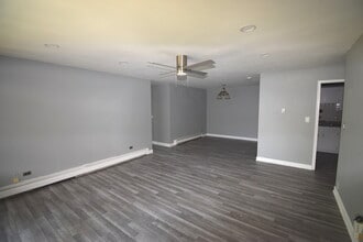 9S 120 Lake Dr in Willowbrook, IL - Building Photo - Building Photo