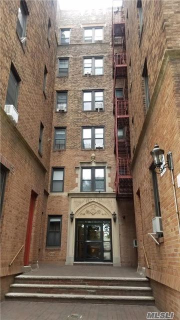 43-42 45th St-Unit -2 in Queens, NY - Building Photo