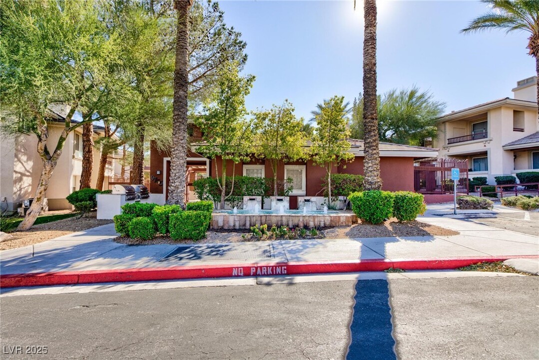 905 Domnus Ln in Las Vegas, NV - Building Photo