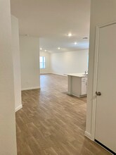 320 Yosemite Dr in Kyle, TX - Foto de edificio - Building Photo