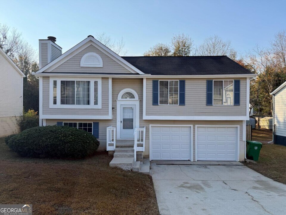 6091 Raintree Bend in Lithonia, GA - Building Photo