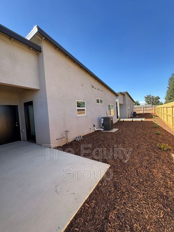 4114 E Kaweah Ave in Visalia, CA - Building Photo - Building Photo