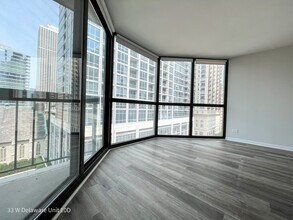 33 W Delaware Pl, Unit 10D in Chicago, IL - Building Photo - Building Photo