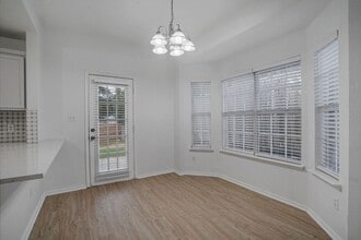 1215 Hidden Oaks Dr in Mansfield, TX - Foto de edificio - Building Photo