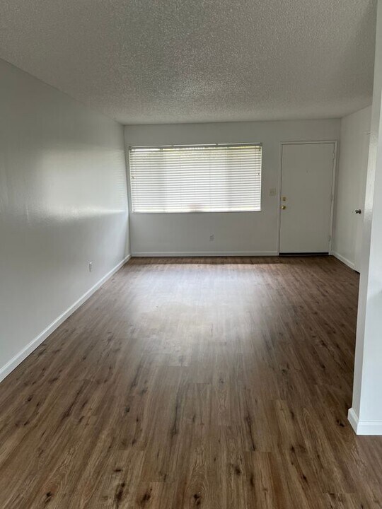 215 Floyd Ave in Modesto, CA - Building Photo