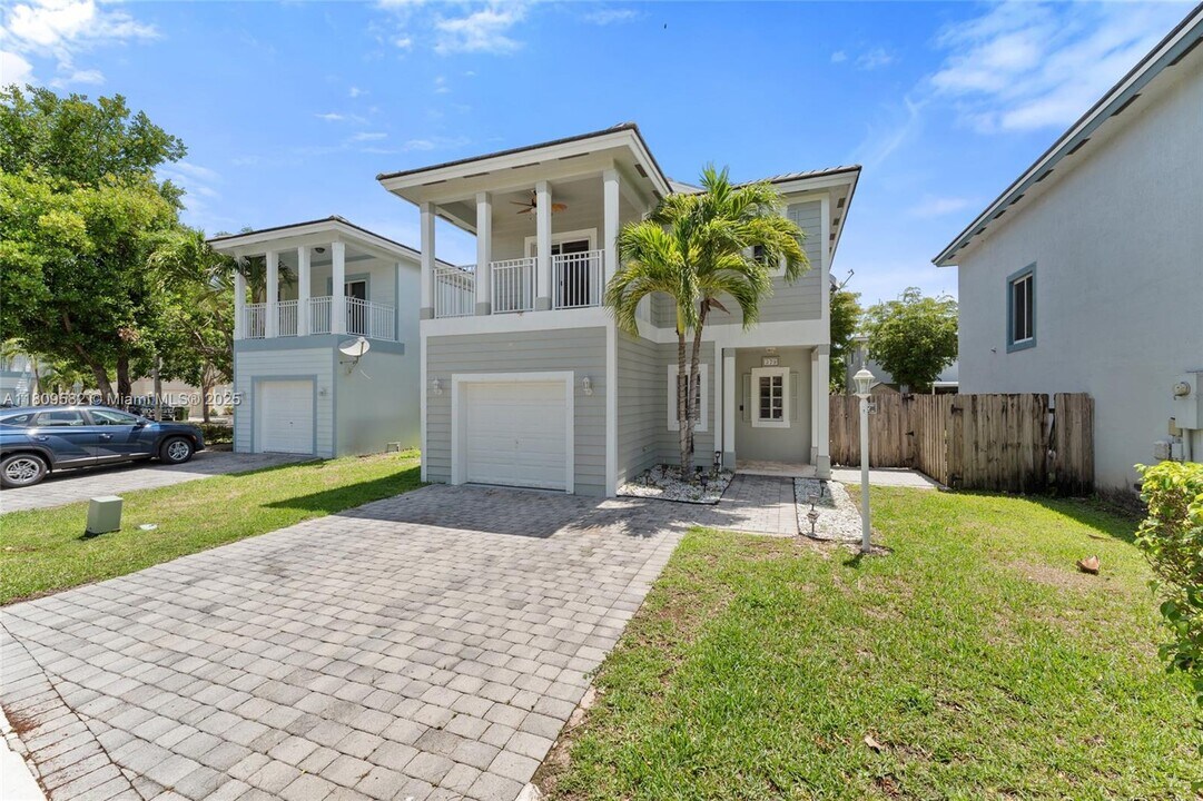 379 NE 31st Ave in Homestead, FL - Building Photo