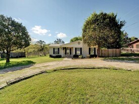 131 Barton Meadow Dr in Dripping Springs, TX - Building Photo