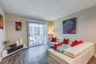 Collington Apartments in Orlando, FL - Building Photo