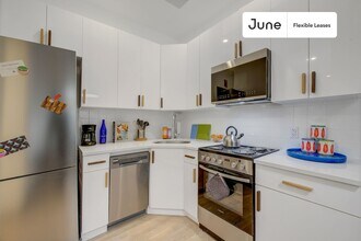 Chic ROOM at The Maison Suydam, Unit 2 in Brooklyn, NY - Foto de edificio - Building Photo