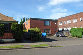 2434 NE Couch St in Portland, OR - Building Photo - Building Photo