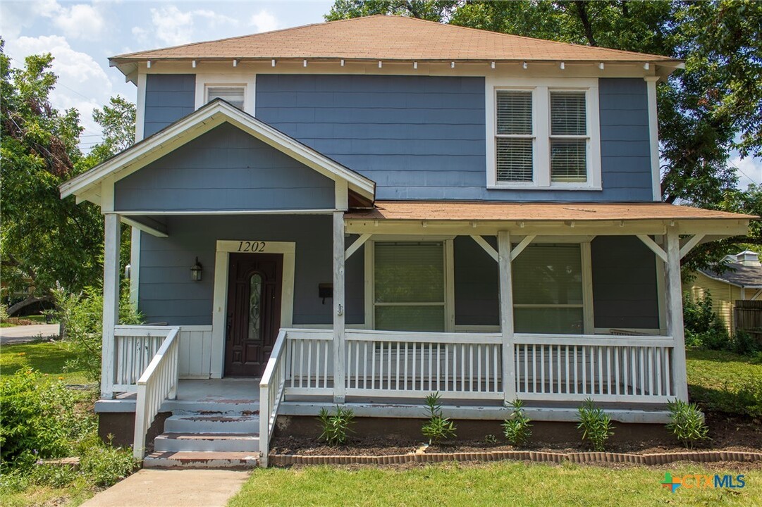 1202 N 5th St in Temple, TX - Building Photo