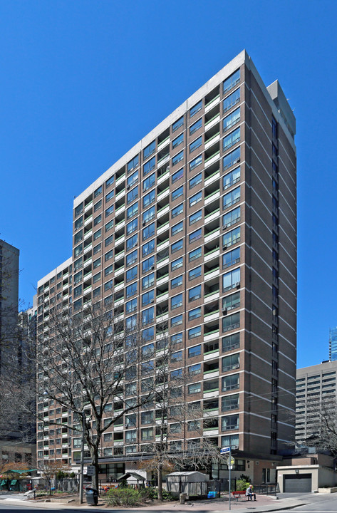 35 Charles St W in Toronto, ON - Building Photo