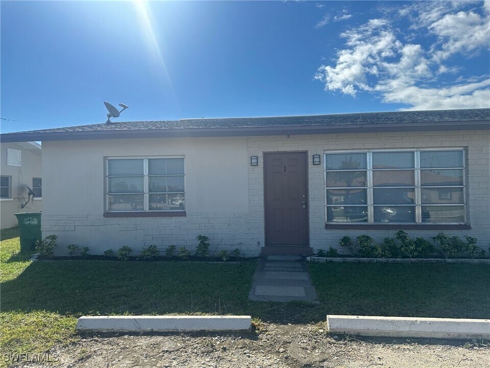 330 Palmetto Dr in Cape Coral, FL - Building Photo