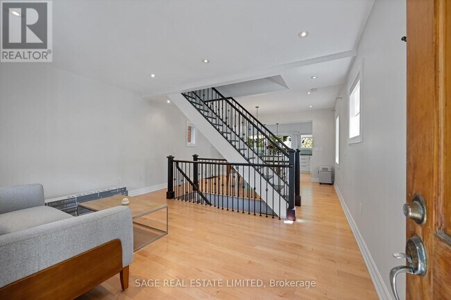 100 Craighurst Ave in Toronto, ON - Building Photo - Building Photo