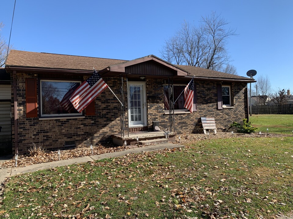 409 S Main St in Flora, IL - Building Photo