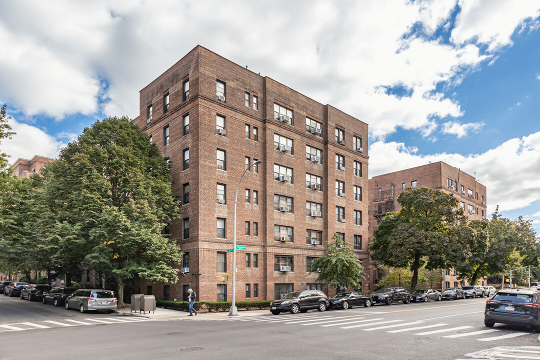 The Lincoln in Forest Hills, NY - Building Photo