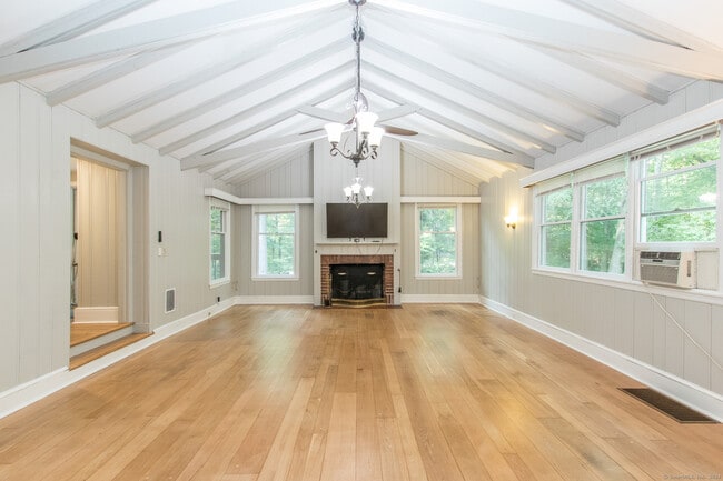 211 New Canaan Rd in Wilton, CT - Foto de edificio - Building Photo