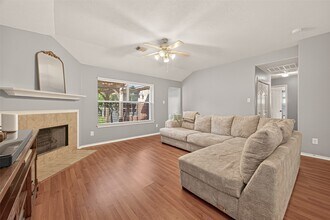 205 Colony Lake Ln in Dickinson, TX - Building Photo - Building Photo