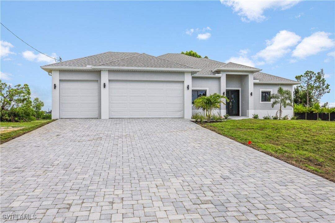 2751 NW 42nd Pl in Cape Coral, FL - Building Photo