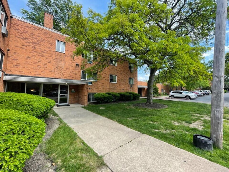 Shady Cove Apartments in Lakewood, OH - Building Photo