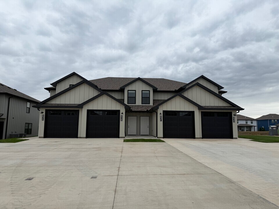 83 SE 351st Rd in Warrensburg, MO - Building Photo