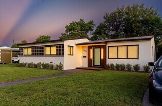 1000 NW 198th St in Miami, FL - Building Photo