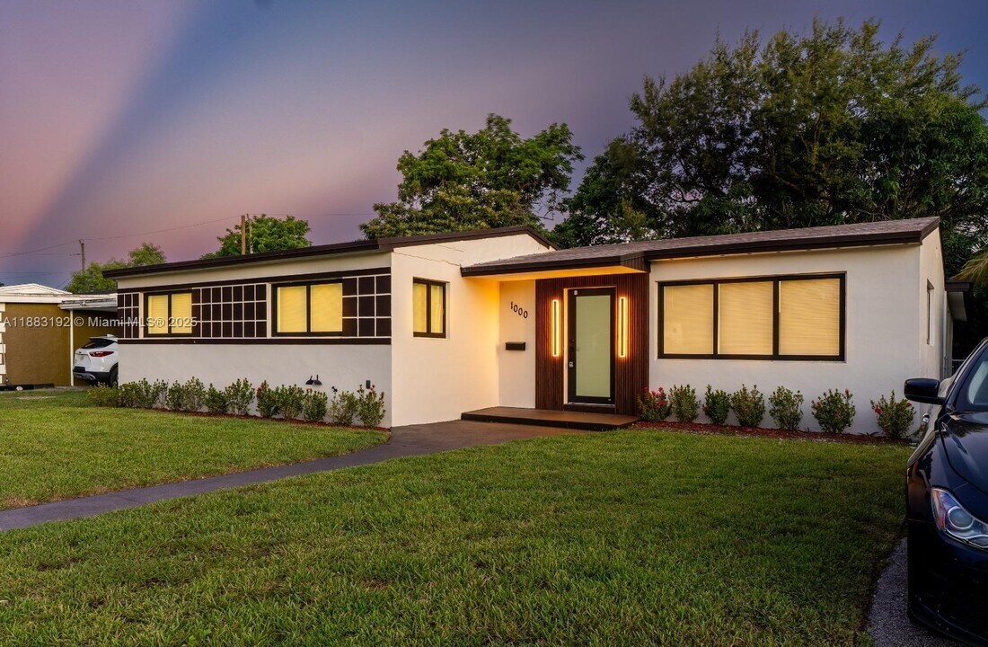 1000 NW 198th St in Miami, FL - Building Photo