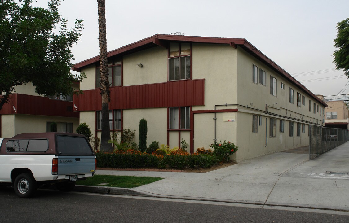 203 E Chestnut St in Glendale, CA - Foto de edificio