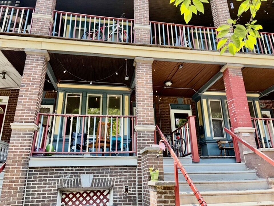 218 S 46th St in Philadelphia, PA - Building Photo