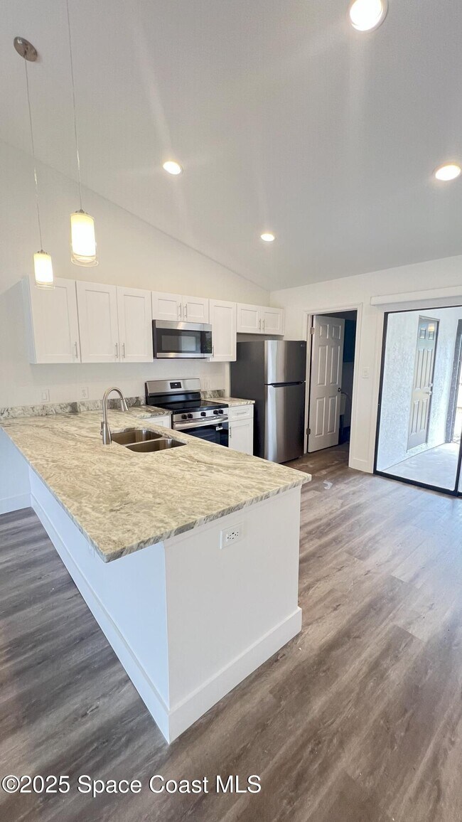 1264 Shady Pines Ln in Titusville, FL - Foto de edificio - Building Photo