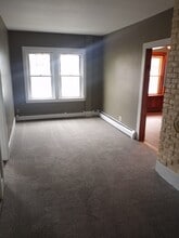 15 Baker Rd E, Unit 2nd floor in Taunton, MA - Foto de edificio - Building Photo