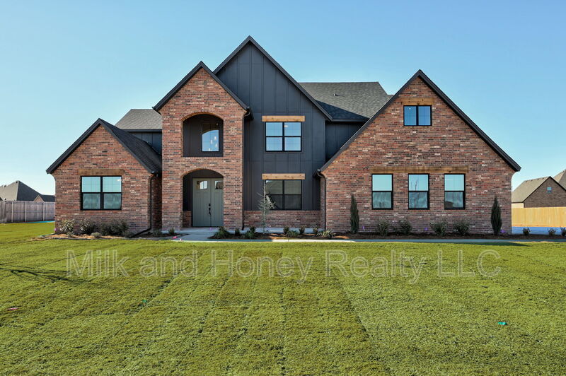 1045 Collis Wy in Newcastle, OK - Foto de edificio