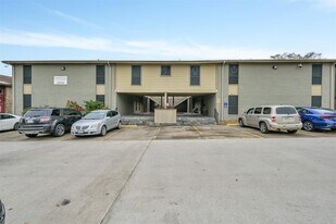 1910 Willowbend St in Conroe, TX - Building Photo