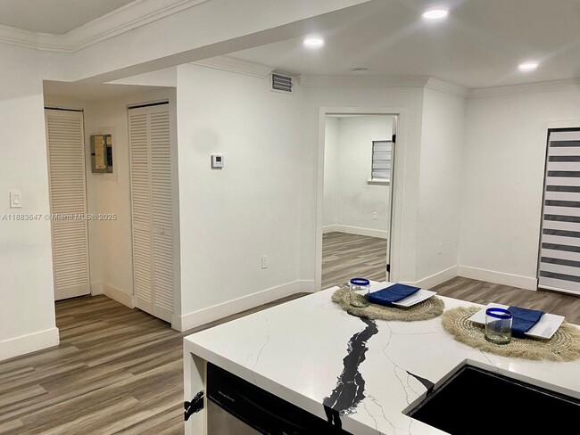 300 Palm Cir W, Unit 307 in Pembroke Pines, FL - Building Photo - Building Photo