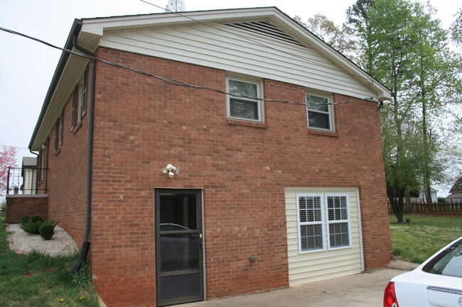 3695 Weyland Dr in Conover, NC - Foto de edificio - Building Photo