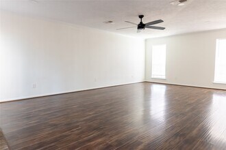 22 Cottage Grove Pl in Spring, TX - Foto de edificio - Building Photo